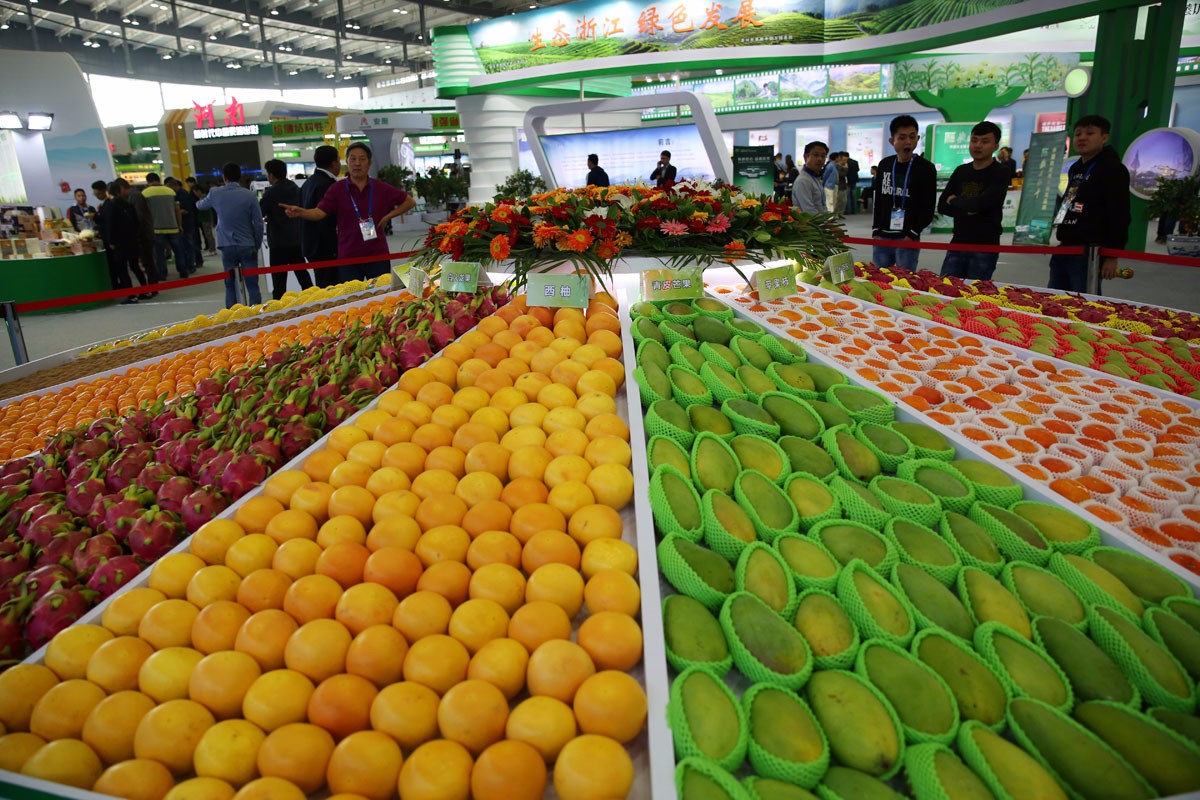 农产品交易会上的美:水果蔬菜拼出画堆成雕塑 农副产品